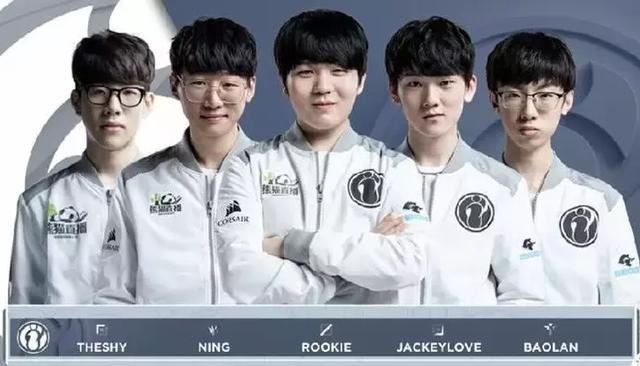 C羅踢空急了！歐預賽飛踢前曼聯隊友 逃過紅卡判罰！.